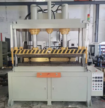 Automatic edge cutting machine Three-cylinder hot press is suitable for tri-screen Shaping medium and large die castings such as battery end cover